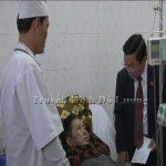 Các đồng chí lãnh đạo huyện thăm, tặng quà, chúc tết các bệnh nhân đang điều trị tại bệnh viện